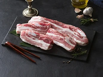 균일한 마블링이 보이는 프리미엄 한돈 삼겹살